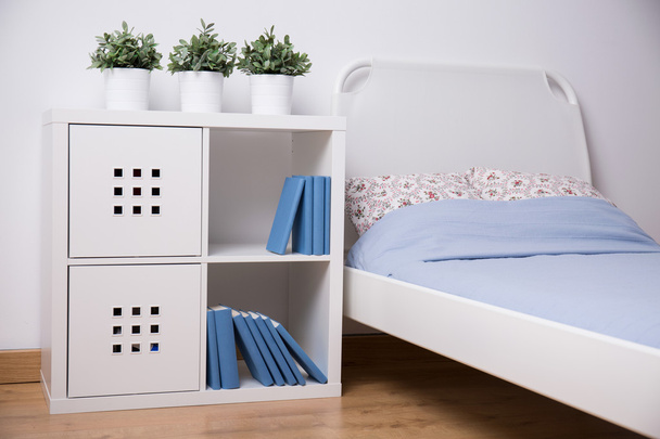 Witte meubels in tiener slaapkamer - Foto, afbeelding