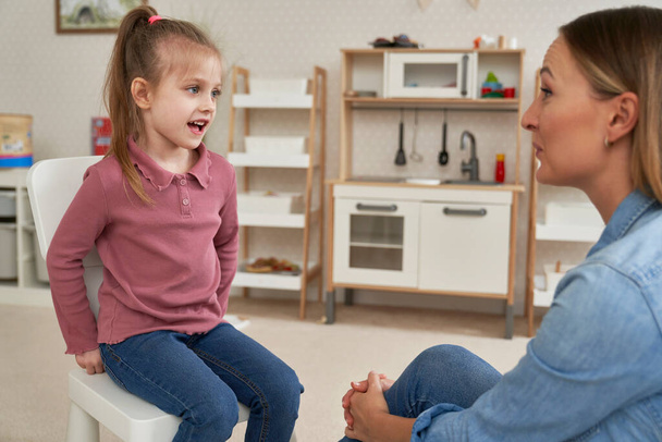 La bambina e la terapeuta  - Foto, immagini