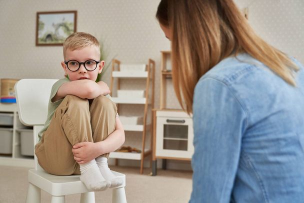 Malý chlapec mluví s terapeutem  - Fotografie, Obrázek