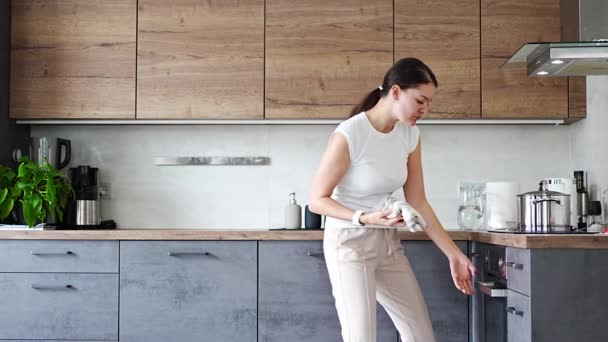 Giovane donna che balla e canta mentre prepara zuppa nella sua cucina di casa e utilizzando vari utensili da cucina. Filmati 4k di alta qualità - Filmati, video