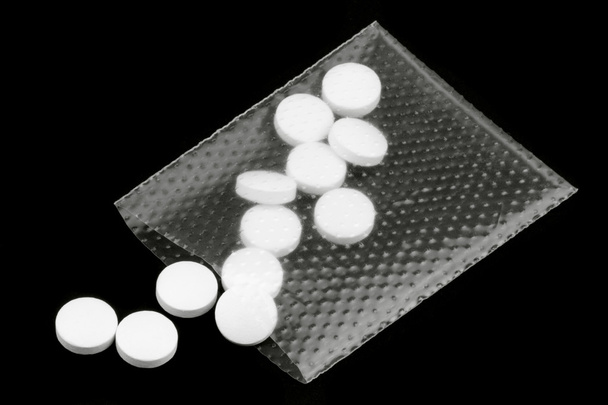 Pilules amphétamine isolées sur noir
 - Photo, image