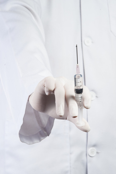 Médecin ou infirmière tenant une seringue prête à injecter
 - Photo, image