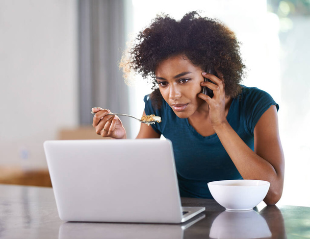 Puhelinsoitto, aamiaisen syöminen ja nainen kannettavalla tietokoneella kotona etätyöhön, internetiin tai sosiaaliseen mediaan pöydässä. Älypuhelin, tietokone ja afrikkalainen freelancer ruoan kanssa pöydässä, vilja ja terveellinen ruokavalio. - Valokuva, kuva