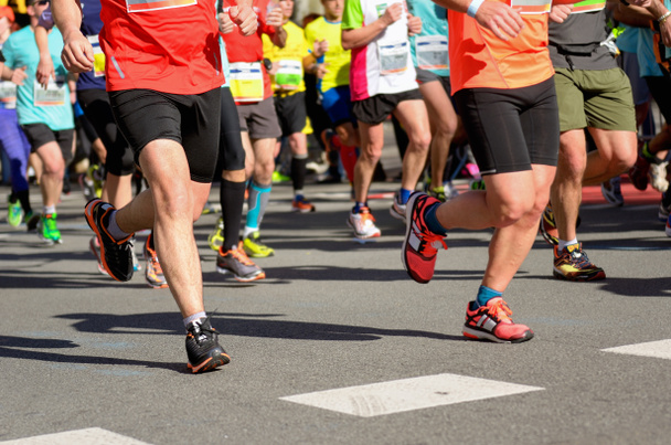 Maraton käynnissä rodun, juoksijat jalat tiellä
 - Valokuva, kuva