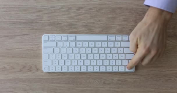 Programmatore mano preme il pulsante Fuga sulla tastiera su tavolo in legno in ufficio. Concetto di lavorare al computer. Panoramica hardware slow motion - Filmati, video