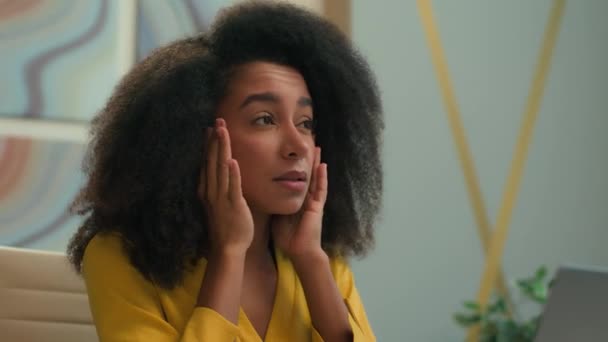Onwel ziek Afro-Amerikaanse zakenvrouw zakenvrouw met laptop vrouwelijke manager gestrest verdrietig moe meisje lijden hoofdpijn masseren tempels slechte gevoelens gezondheid migraine pijn overwerk in het kantoor - Video