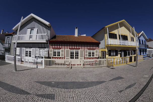 Casas pintadas a rayas en Playa Praia Costa Nova do Prado en Aveiro, Portugal - Foto, imagen