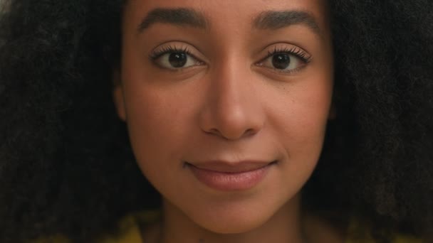 close-up vrouw gezicht Afro-Amerikaans meisje aantrekkelijk vrouw portret gelukkig blij blij gen z dame etnisch zakenvrouw op zoek naar camera glimlachen tandheelkundige tanden glimlach gezond huid schoonheid medische zorg - Video
