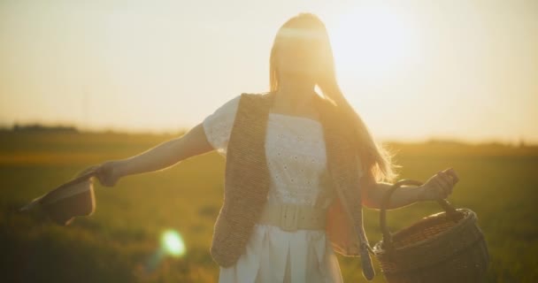 Um retrato cativante de uma mulher passeando graciosamente em meio a um campo vibrante de colza, evocando sentimentos de serenidade e conexão com a natureza - Filmagem, Vídeo