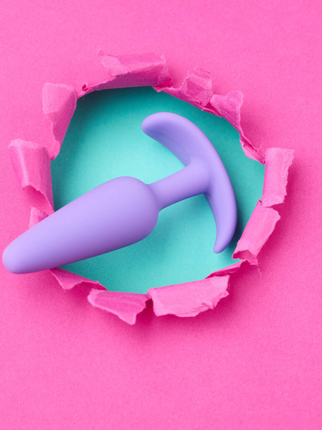 anal plug sexo juguete sobre agujero en rosa papel fondo - Foto, imagen