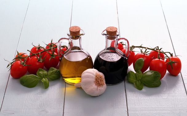 Huile d'olive et vinaigre en bouteilles sur table en bois
 - Photo, image