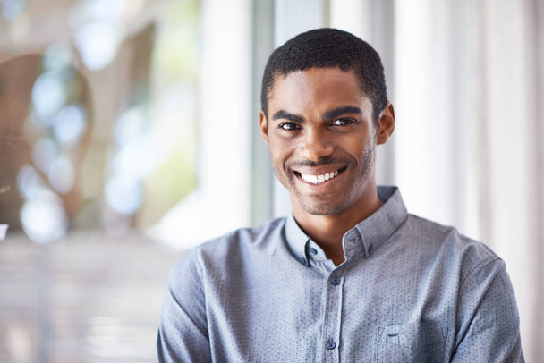 Boldog fekete férfi, portré és ablak ambícióval a karrier, a munka vagy a kreatív startup az irodában. Afrikai férfi vagy alkalmazott arca, aki bizalommal mosolyog a szakértelem vagy a pozitív gondolkodásmód iránt. - Fotó, kép