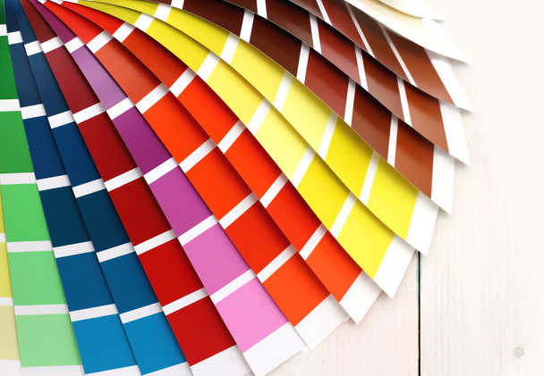 Paleta barev PANTONE na bílém pozadí dřevěná - Fotografie, Obrázek
