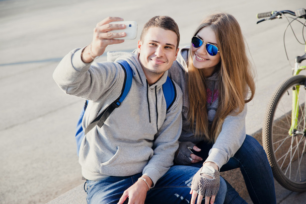young couple using smart phone for selfie in the city - Φωτογραφία, εικόνα
