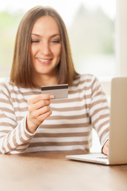 Vrouw met een credit card bij pc - Foto, afbeelding