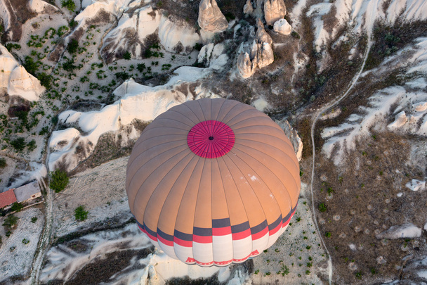 Cappadocia, Turecko. Největší turistickou atrakcí Cappadocia, let s balónem při východu slunce - Fotografie, Obrázek