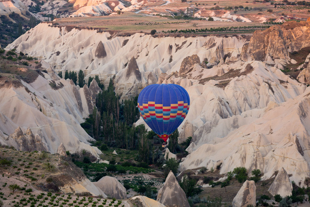 Kapadokya, Türkiye. Kapadokya 'nın en büyük turistik cazibesi. Gün doğumunda balonla uçmak. - Fotoğraf, Görsel