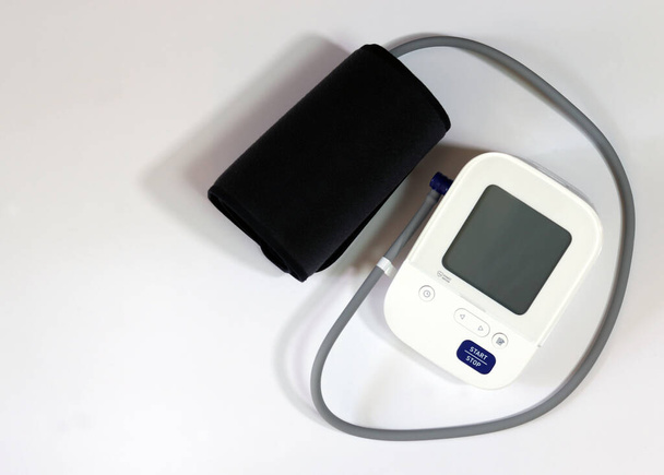 Blutdruckmessgerät medizinisches Diagnosegerät. Digitales Blutdruckmessgerät auf weißem Hintergrund. - Foto, Bild