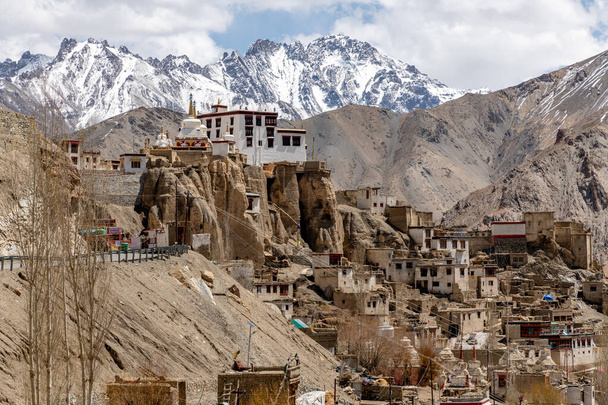 Monastère bouddhiste Lamayuru historique dans la région du Ladakh dans le nord de l'Inde - Photo, image