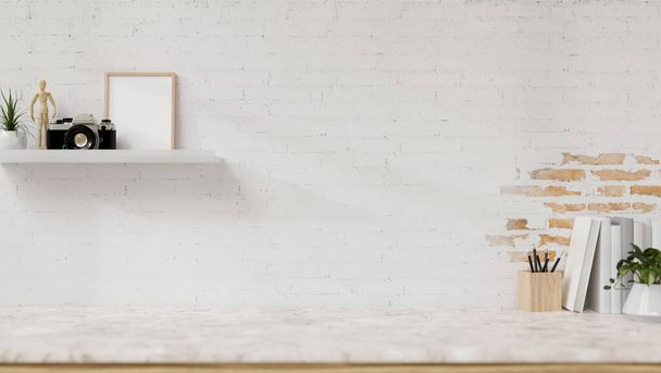 Eine Vitrine auf einem weißen Marmortisch präsentiert Produkte, darunter Bücher, Schreibwaren, ein Wandregal und eine Topfpflanze vor der weißen Backsteinwand. 3D-Renderer, 3D-Illustration - Foto, Bild