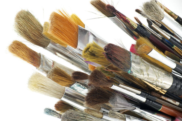 Les pinceaux de différentes tailles et styles de poils comprennent plats à ronds et d'autres avec des poignées en bois isolées sur fond blanc - Photo, image