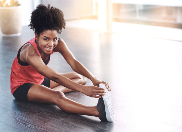 Glimlach, zwart meisje en stretching voor training in huis om te oefenen voor gezondheid of fitness. Portret, opwarmen en vloer met vertrouwen of blij voor gym of training, welzijn en welzijn met zelfverzorging. - Foto, afbeelding