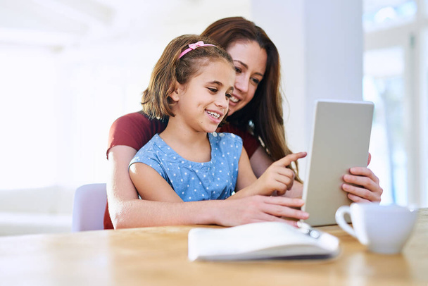 Μητέρα, κορίτσι και tablet για μάθηση στο τραπέζι, online παιχνίδι και απομακρυσμένη homeschool ή εκπαίδευση στο σπίτι. Κόρη, μαμά και streaming γελοιογραφία ή εφαρμογή για την ανάπτυξη, συγκόλληση και υποστήριξη στην παιδική ηλικία. - Φωτογραφία, εικόνα