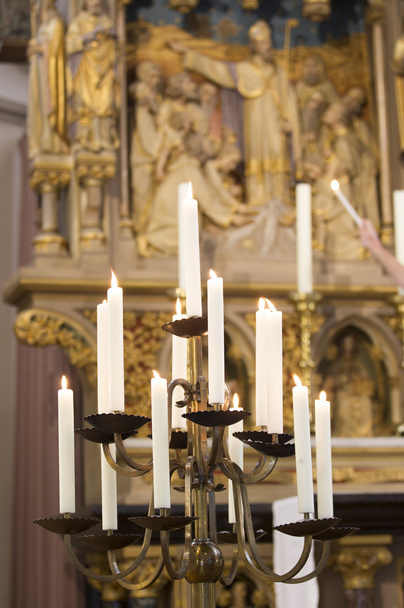 Kerzen auf Halter in Kirche angezündet - Foto, Bild