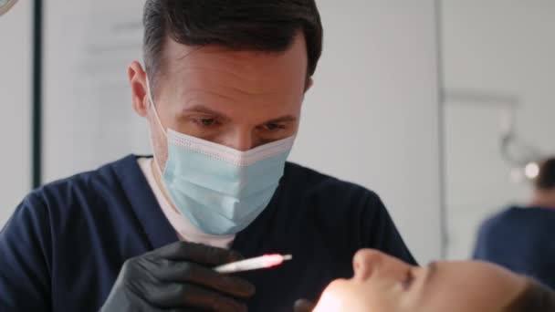 hammaslääkäri, joka antaa potilaalle anestesian
 - Materiaali, video