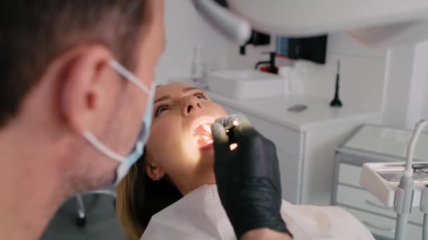 Жінка відвідує стоматолога - Кадри, відео