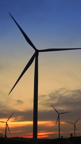 Concetto di energia verde - generatore di turbine eoliche al tramonto. Video verticale. - Filmati, video