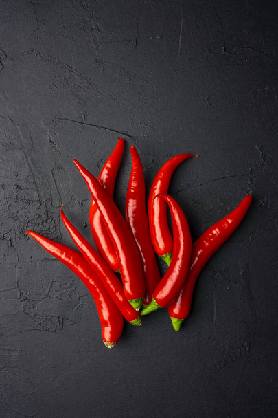 Červené a horké chilli pepř na černém pozadí - Fotografie, Obrázek