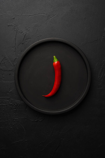 Κόκκινο και ζεστό πιπέρι Chili σε μαύρο φόντο - Φωτογραφία, εικόνα