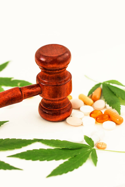 Marihuana, pillen en rechter hamer, concept van rechten en recht, drugsverslaving - Foto, afbeelding