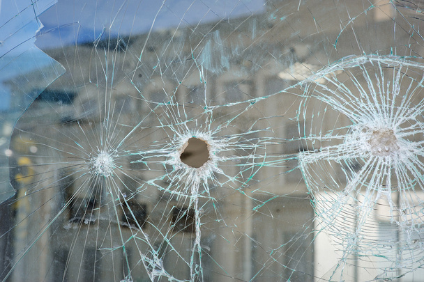 Пулевые отверстия в окне магазина в Днепропетровске
 - Фото, изображение