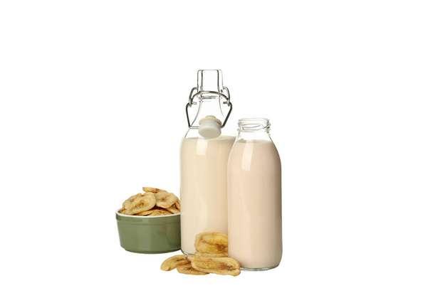 PNG, Bottiglie di latte e banane affettate in ciotola, isolate su fondo bianco - Foto, immagini