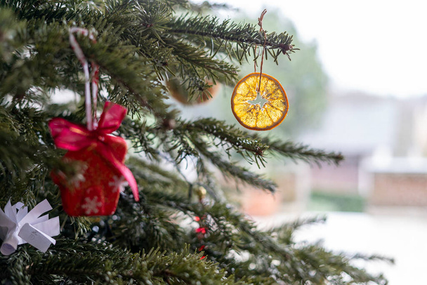Arbre de Noël avec décorations. Focus sélectif sur la mandarine orange - Photo, image