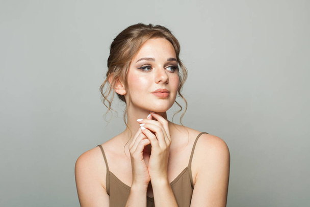 Retrato de beleza da mulher modelo elegante com maquiagem natural, pele fresca saudável e belo penteado no fundo branco - Foto, Imagem