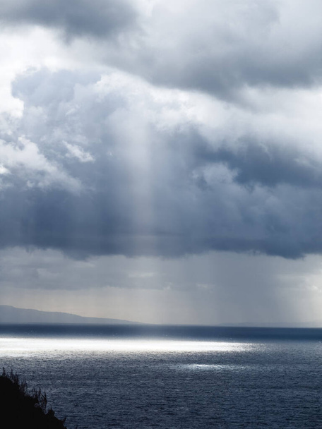 rayos de sol golpean el océano - Foto, Imagen