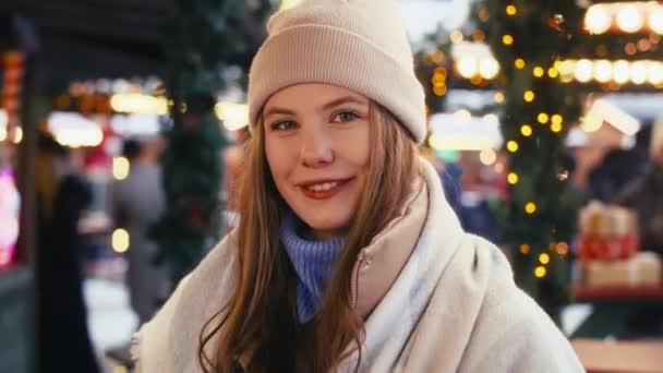Portrait of young caucasian woman on Christmas market  - Footage, Video