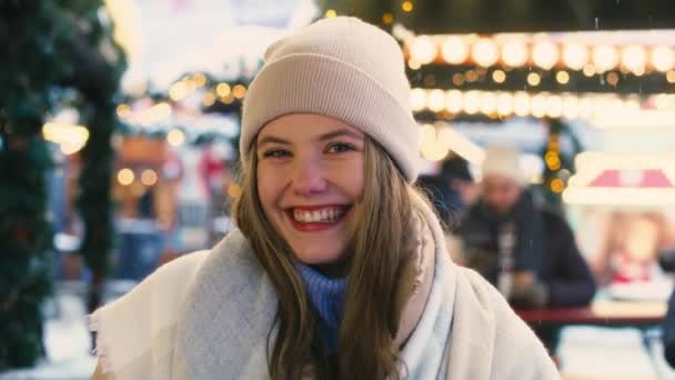 Portrait of cheerful caucasian woman on Christmas market  - Footage, Video