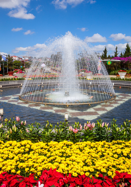 Brunnen mit blühenden Blumen - Foto, Bild