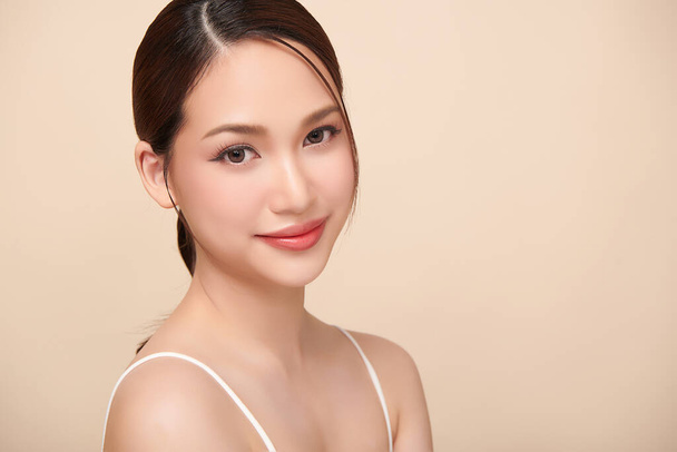 Belle jeune femme asiatique avec une peau propre et fraîche sur fond beige, Soins du visage, Soins du visage, Cosmétologie, beauté et spa, Portrait de femmes asiatiques. - Photo, image
