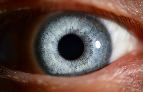Mavi gözlü erkek insan süper makro yakın plan. Sağlıklı görme testi konsepti - Fotoğraf, Görsel