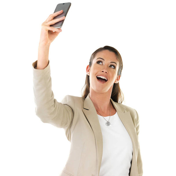 Selfie, žena a smartphone se studiem, úsměv a sociální média pro profilové fotografie a on-line příspěvek. Happy, profesionální a osoba s radostí pro video hovor nebo vytváření sítí na bílém pozadí. - Fotografie, Obrázek