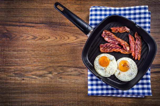 Ham and Egg. Bacon and Egg. Salted egg and sprinkled with black pepper. English breakfast. - Valokuva, kuva