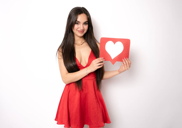 милая девушка держит бумажные сердца, День святого Валентина концепции - Фото, изображение