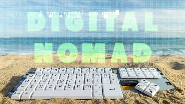 Sahilde dijital göçebe kelimeleriyle retro klasik bilgisayar klavyesi - Fotoğraf, Görsel
