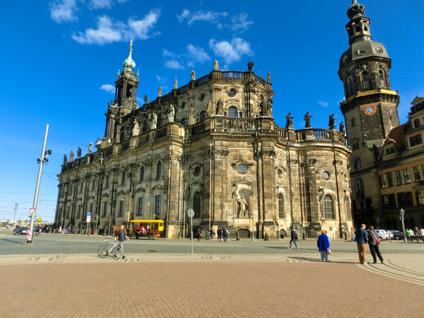 Dresden, Saksa - 18. huhtikuuta 2022: Tuomiokirkko Katholische Hofkirche Theaterplatz aukiolla. - Valokuva, kuva