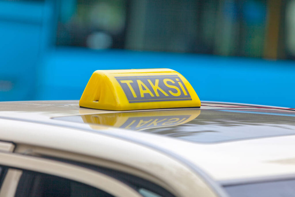 Πινακίδα ταξί από τα Τίρανα στην Αλβανία. - Φωτογραφία, εικόνα